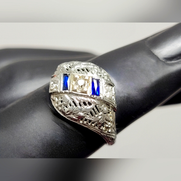 VINTAGE ESTATE 1950s ART DECO 18k Solid White Gold Blue Saphire and Diamond Ring - Picture 8 of 9